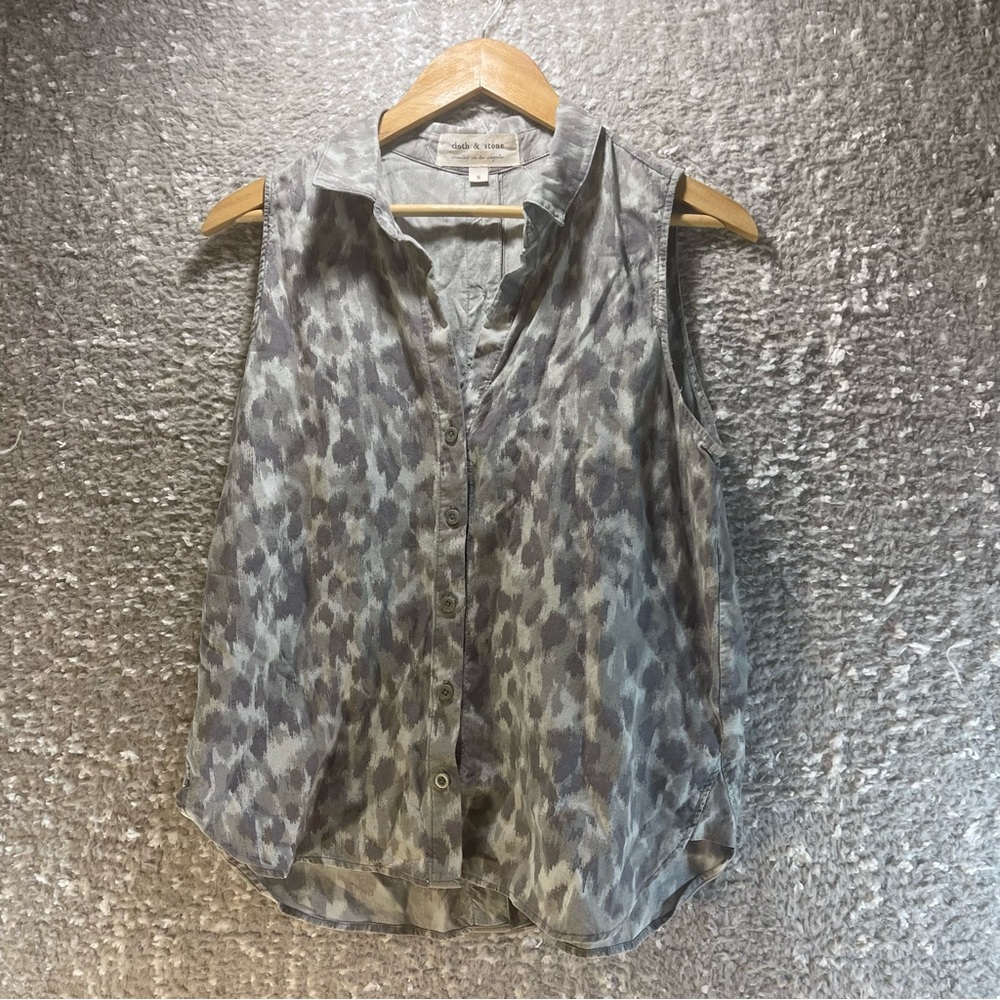 Anthropologie Cloth & STONE Camo‎ Leopard Print Top Small Split Back Button Up